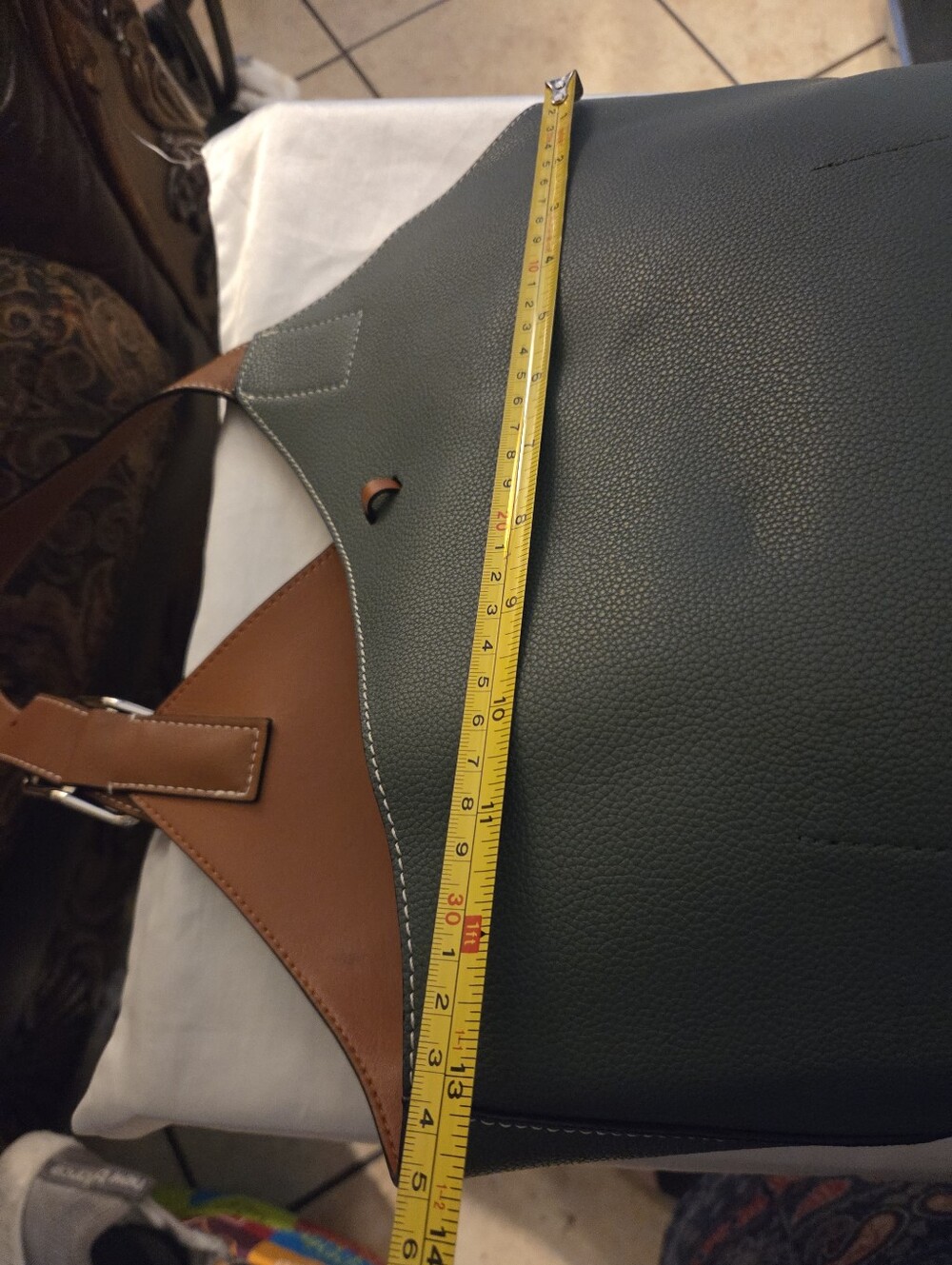 CHLOE BERTOLLI Elegant Green and Tan Leather Bucket Women's Handbag - Picture 5 of 7